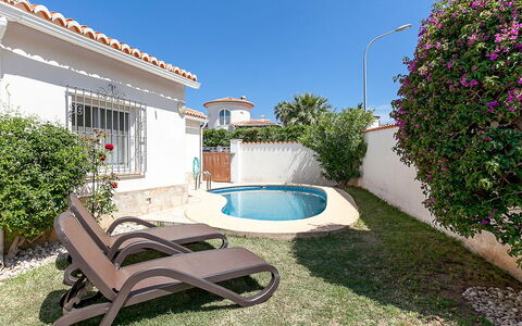 Tossal Gros: Property, House, Real Estate, Building, Backyard, Yard, Residential Area, Home, Grass, Villa