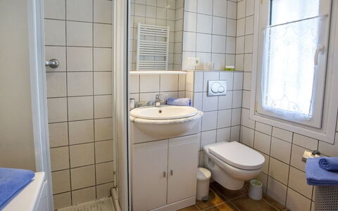 Dénia 631: Mirror, Sink, Plumbing Fixture, Tap, Bathroom Sink, Window, Bathroom, Toilet Seat, Purple, Bathroom Cabinet