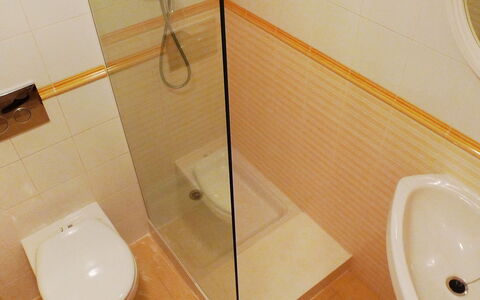 Turquesa: Bathroom, Toilet, Property, Plumbing Fixture, Tile, Room, Floor, Toilet Seat, Wall, Plumbing