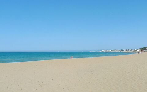 Las Dunas: Water, Sky, Water Resources, Cloud, Beach, Coastal And Oceanic Landforms, Horizon, Calm