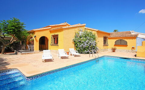 Les Canyes: Water, Sky, Plant, Building, Property, Swimming Pool, Blue, Azure, Tree, House