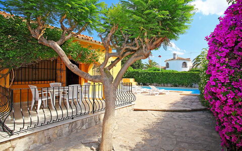 Les Canyes: Tree, Property, Sky, Real Estate, House, Woody Plant, Plant, Vacation, Tourism, Building