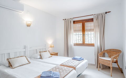 Les Canyes: Furniture, Interior Design, Home, Flooring, Floor, Bed, Bedroom, Ceiling, Apartment, Room