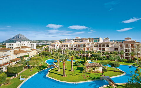 Jávea 170: Cloud, Sky, Water, Building, Plant, Property, Swimming Pool, Blue, Azure, Seaside Resort