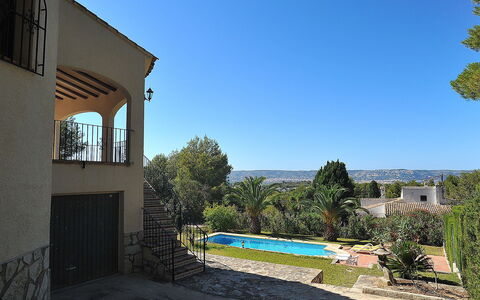 Tosalans: Property, House, Real Estate, Building, Home, Residential Area, Estate, Architecture, Sky, Villa