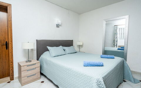 Pinomar: Bedroom, Bed, Furniture, Room, Bed Sheet, Property, Bed Frame, Mattress, Interior Design, Bedding