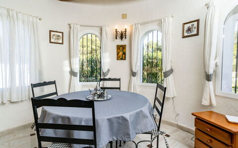 Pinomar: Furniture, Room, Interior Design, Property, Building, Table, House, Ceiling, Bedroom, Floor