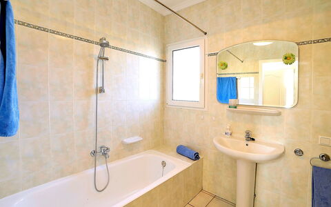 Arborcer: Bathroom, Property, Room, Interior Design, Plumbing Fixture, Building, Tile, Real Estate, Architecture, House