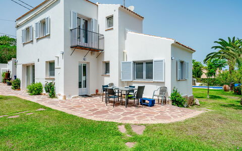 Toscal: Sky, Plant, Building, Property, Window, Tree, Land Lot, House, Door, Grass