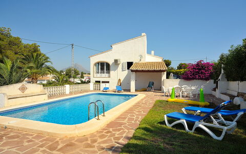 Toscal: Sky, Plant, Water, Swimming Pool, Building, Tree, Shade, Land Lot, Grass, Outdoor Furniture