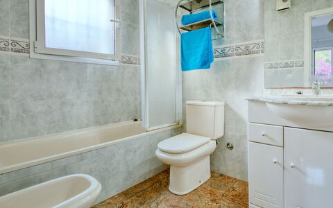 Eucaliptus: Plumbing Fixture, Property, Bathroom, Mirror, Toilet Seat, Purple, Blue, Window, Cabinetry, Bathroom Cabinet