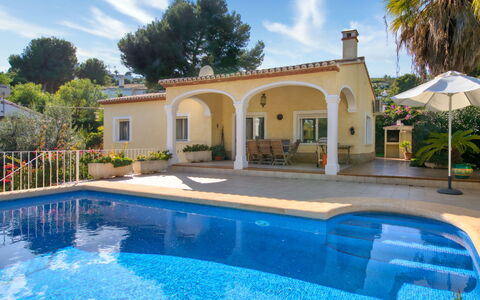 Eucaliptus: Water, Plant, Cloud, Sky, Property, Building, Swimming Pool, Tree, Azure, Nature