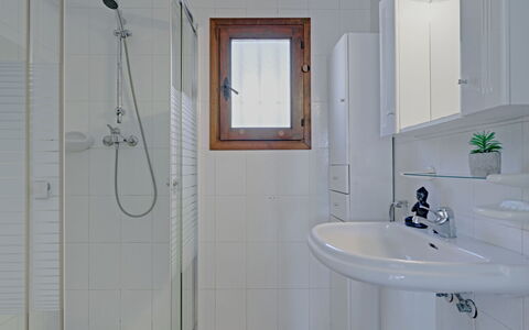 La Concha: Tap, Plumbing Fixture, Property, Mirror, Shower Head, Sink, Bathroom, Shower Panel, Bathroom Sink, Plant