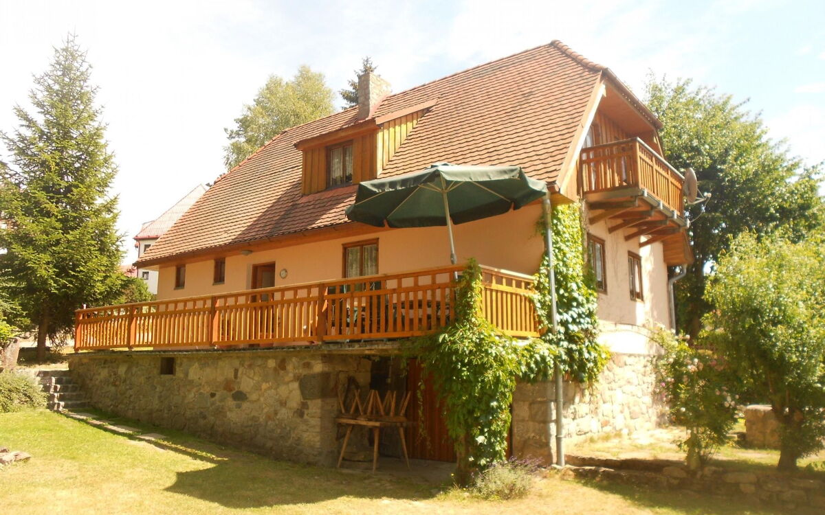 Haus in Kovárov mit Terrasse, Grill und Garten
