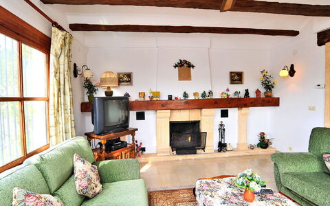Tarraula: Property, Furniture, Green, Ceiling Fan, Couch, Comfort, Lighting, Picture Frame, Interior Design, Window