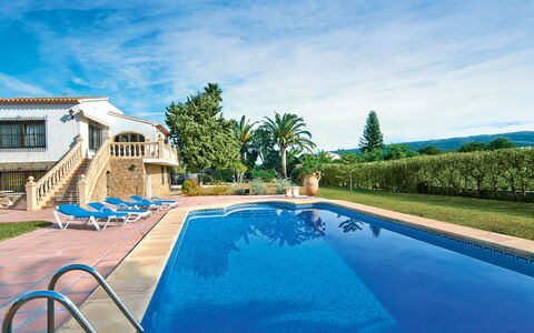 Tarraula: Water, Plant, Sky, Cloud, Building, Swimming Pool, Blue, Azure, Tree, Window