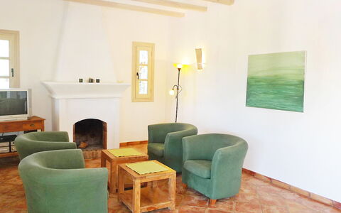 Eretat: Room, Interior Design, Property, Living Room, Furniture, Floor, Building, Ceiling, Table, House