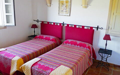 Eretat: Bedroom, Bed, Bed Sheet, Furniture, Room, Bedding, Property, Bed Frame, Floor, Interior Design