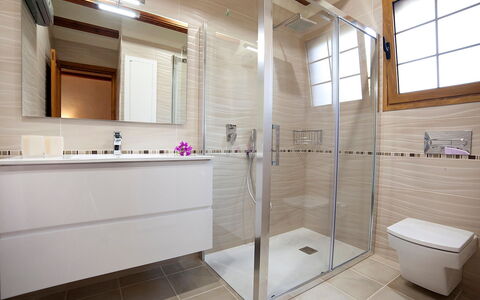 Els Pins: Property, Bathroom, Room, Tile, Interior Design, Building, Floor, Architecture, Real Estate, Plumbing Fixture