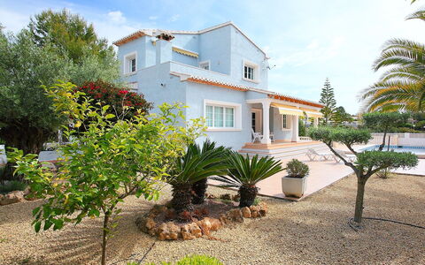 Azul: Property, House, Real Estate, Home, Building, Tree, Residential Area, Cottage, Sky, Architecture
