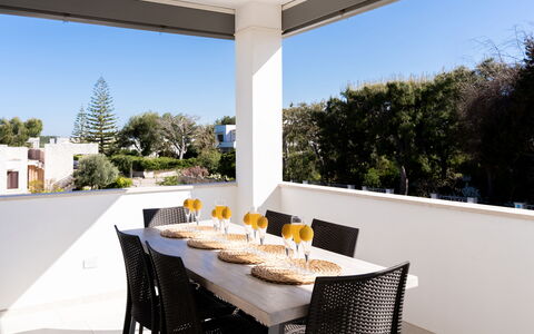 La Casa di Connie: Furniture, Interior Design, Flooring, Chair, Table, Floor, Kitchen & Dining Room Table, Ceiling, Home, Room