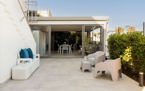 La Casa di Connie: Furniture, Floor, Flooring, Outdoor Furniture, Chair, Home, Flowerpot, Shade, Houseplant, Outdoor Structure