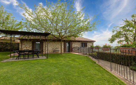 L'Oasi del Poggio: Grass, Garden, Land Lot, Lawn, Farmhouse, Cottage, Backyard, Yard, Shade