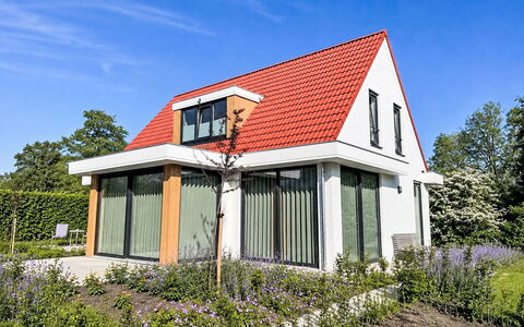 De Ruiser: Roof, Home, Cottage, Shade, Estate, Design, Siding, Farmhouse