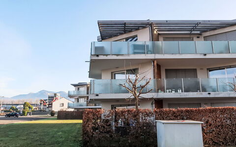 Les Perles du Lac: Architecture, Apartment, Urban Design, Balcony, Shade, Daylighting