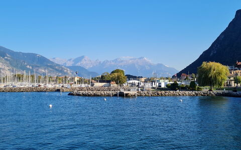 Les Perles du Lac: Water, Mountainous Landforms, Body Of Water, Mountain, Hill, Mountain Range, Boat, Coastal And Oceanic Landforms, Coast, Lake