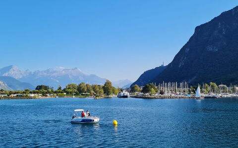 Les Perles du Lac: Water, Body Of Water, Boat, Mountain, Watercraft, Waterway, Watercourse, Coastal And Oceanic Landforms, Lake, Channel