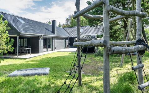 Locan - 1.2Km from the Sea: Shade, Garden, Lawn, Backyard, Landscaping, Yard, Farmhouse