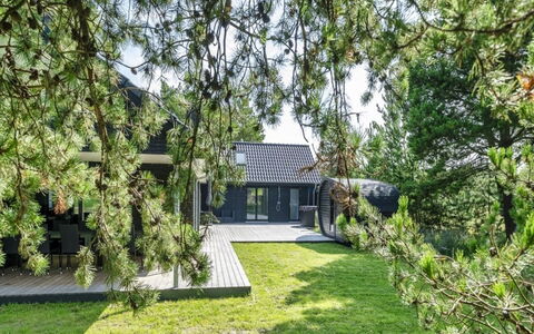 Locan - 1.2Km from the Sea: Grass, Shrub, Home, Groundcover, Garden, Cottage, Lawn, Estate, Shade, Farmhouse