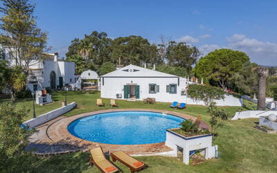 Fuseta 610: House, Residential Area, Home, Door, Porch, Shade, Estate, Lawn, Yard, Balcony