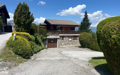 Petit Râche: Shrub, House, Home, Roof, Cottage, Slope, Driveway, Garden, Landscaping, Hedge