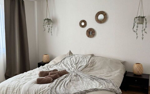 Valley Appartement: Flooring, Plumbing Fixture, Bathroom, Interior Design, Wood, Floor, Plumbing, Lighting, Tap, Furniture
