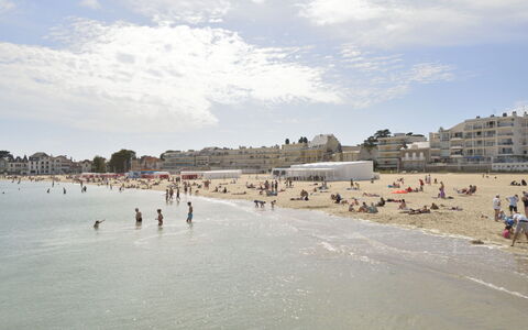 Port et Plage à Pied, Linge Inclus: Body Of Water, Natural Environment, Beach, Summer, Sand, Recreation, Coast, Vacation, Fun