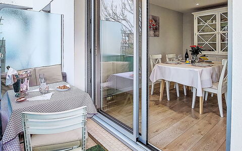 Port et Plage à Pied, Linge Inclus: Flooring, Plumbing Fixture, Bathroom, Interior Design, Wood, Floor, Plumbing, Lighting, Tap, Furniture