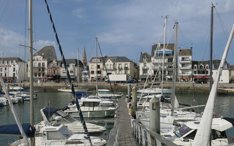 Port et Plage à Pied, Linge Inclus: Marina, Boat, Watercraft, Port, Channel, Harbor, Boats And Boating--Equipment And Supplies, Dock, Naval Architecture, Mast