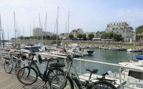 Port et Plage à Pied, Linge Inclus: Bicycle, Vehicle, Bicycle Wheel, Wheel, Boat, Watercraft