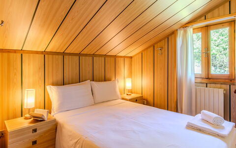 Erika: Wood, Interior Design, Floor, Ceiling, Wood Stain, Hardwood, Bed, Bedroom, Plank, Resort