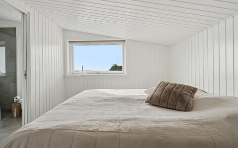 Eljas - 10M from the Sea: Wood, Ceiling, Flooring, Floor, Interior Design, Bedroom, Plank, Bed, Bedding