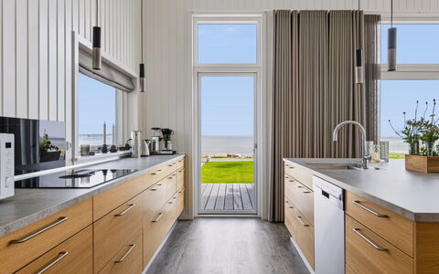 Eljas - 10M from the Sea: Flooring, Interior Design, Kitchen, Countertop, Wood, Floor, Cabinetry, Furniture, Wood Flooring, Ceiling