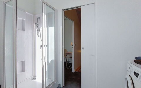 Ker Soizik: Flooring, Floor, Plumbing Fixture, Bathroom, Door, Interior Design, Plumbing, Ceiling, Shower Door, Room