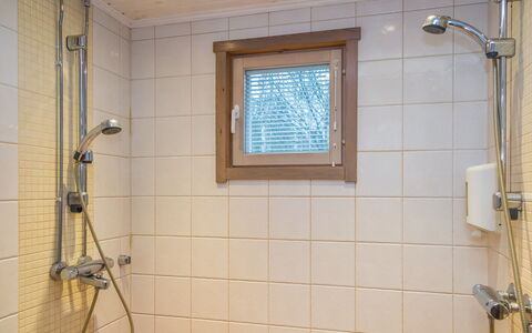 Tahkon Polar: Bathroom, Plumbing Fixture, Flooring, Shower Head, Floor, Shower, Interior Design, Plumbing, Shower Bar, Shower Panel
