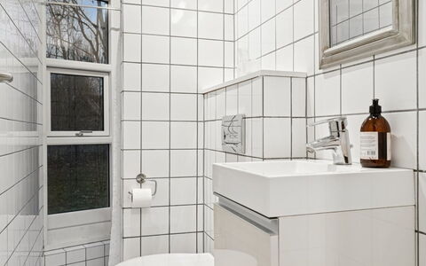 Ordan - 140M to the Fjord: Wall, Bathroom, Plumbing Fixture, Flooring, Interior Design, Floor, Toilet, Plumbing, Tile, Toilet Seat