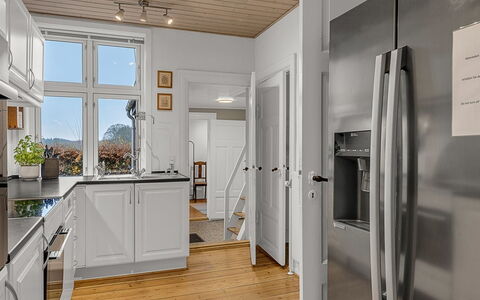 Hanni - 600M from the Sea: Flooring, Kitchen Appliance, Kitchen, Major Appliance, Floor, Cabinetry, Wood, Interior Design, Wood Flooring, Countertop