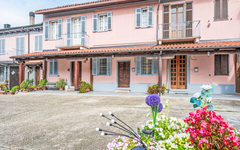 Penango 200: Home, Door, Flowerpot, Balcony, Houseplant, Awning, Parking, Courtyard