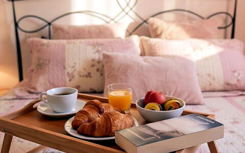 Pellicano Azzurro: Furniture, Tableware, Linens, Food, Fruit, Serveware, Pink, Breakfast, Pillow, Dishware