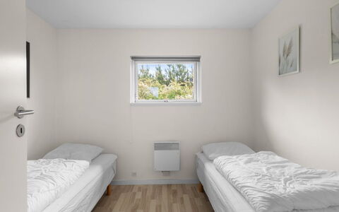 Moa - 350M from the Sea: Wood, Bedroom, Bed, Bedding, Freezing, Daylighting, Bed Frame, Winter, Bed Sheet, Dormitory